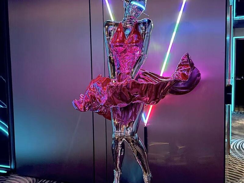 Decor chrome figure
